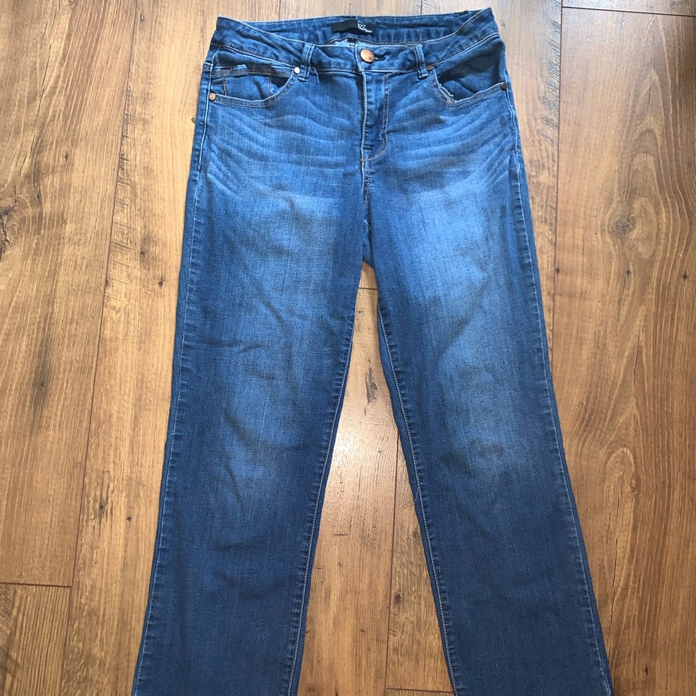 1822 Denim Women's Cropped Straight Jeans in Blue Wash